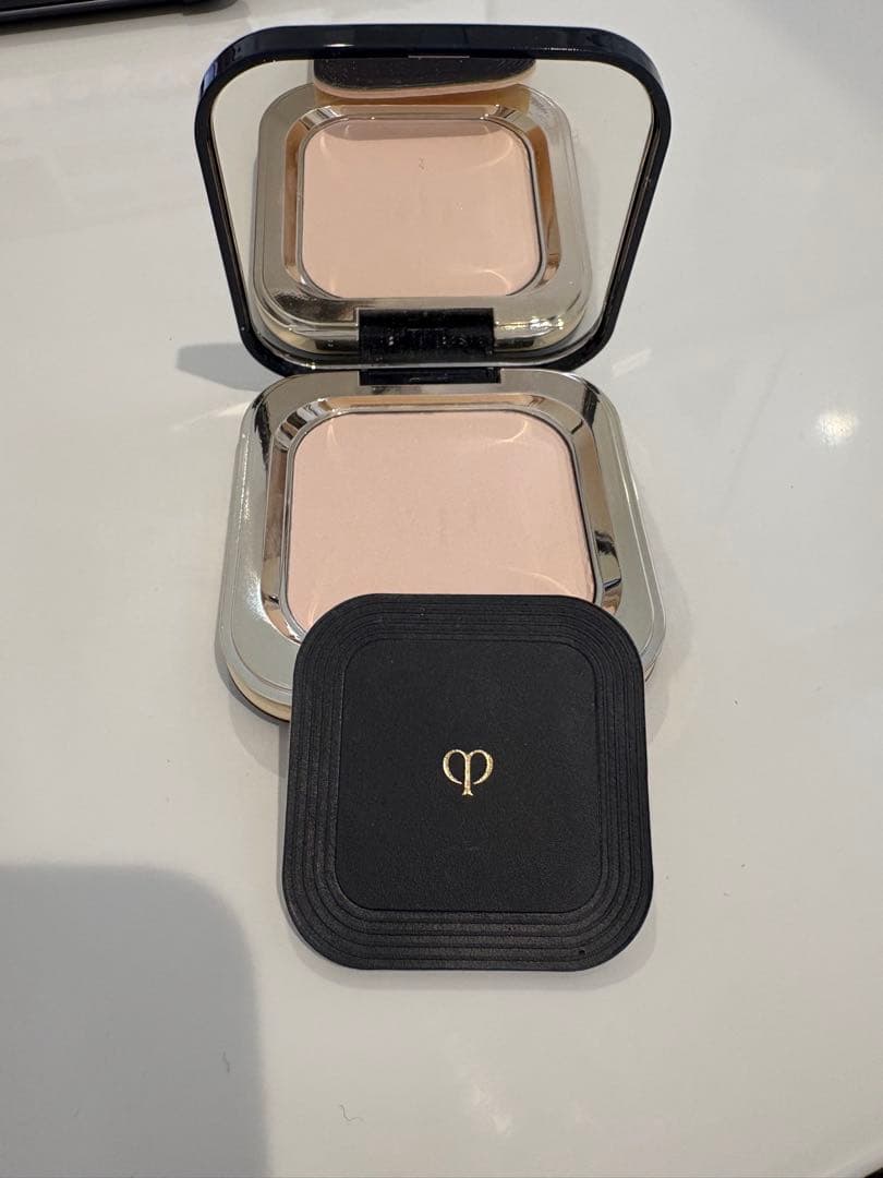 クレドポーボーテ プードルコンパクトエサンシエルn 化粧箱付き