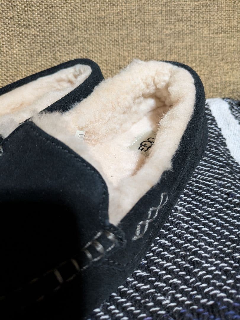 【極美品】UGG 黒スエードモカシンシューズ 24cm