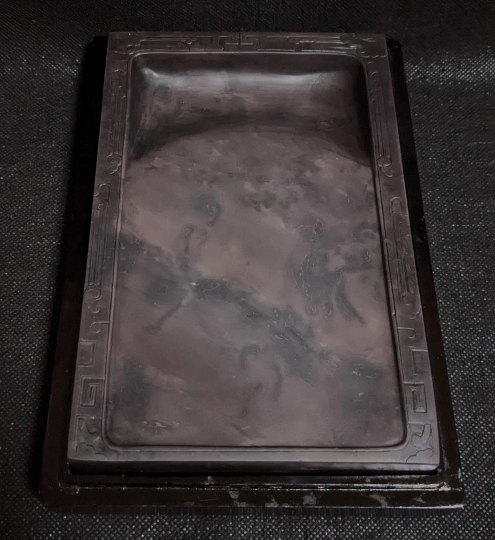 【端渓硯　饕餮文】◆玳瑁斑・蟻脚青花・火捺が美しい朝天巌◆唐木共箱◆七吋長方硯