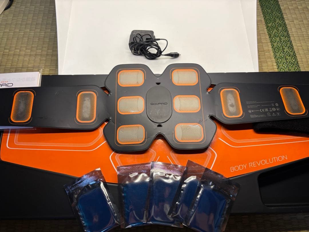 【美品】新品パッド付　シックスパッド　アブズベルト　S/M/L