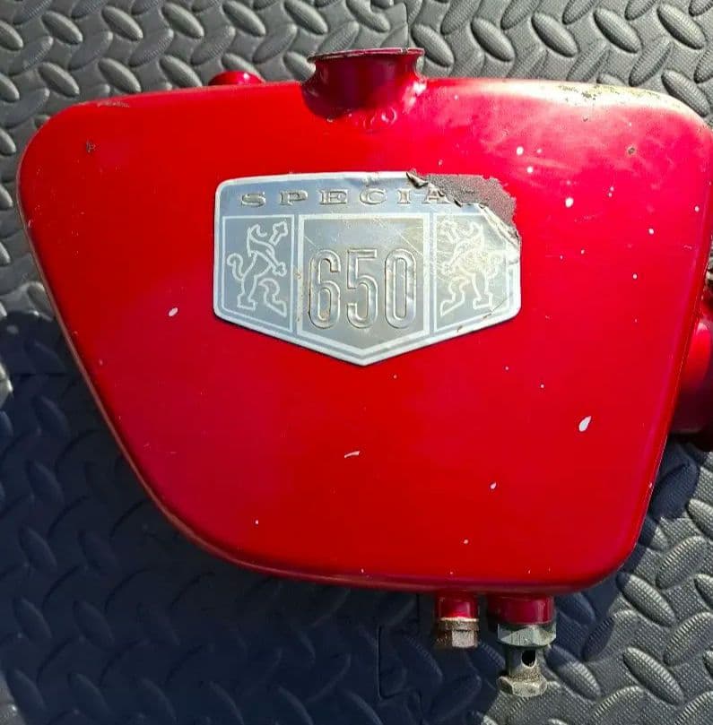 カワサキW1 650オイルタンク 赤