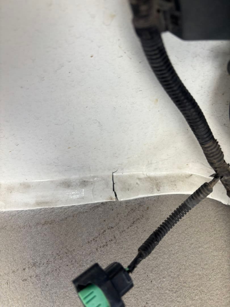 30プリウス前期型純正フロントバンパー 　ホワイト