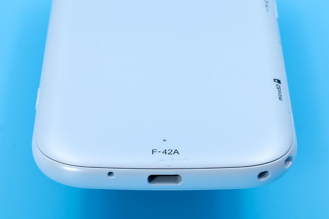 docomo　F-42A らくらくスマートフォン ホワイト　おまけつき