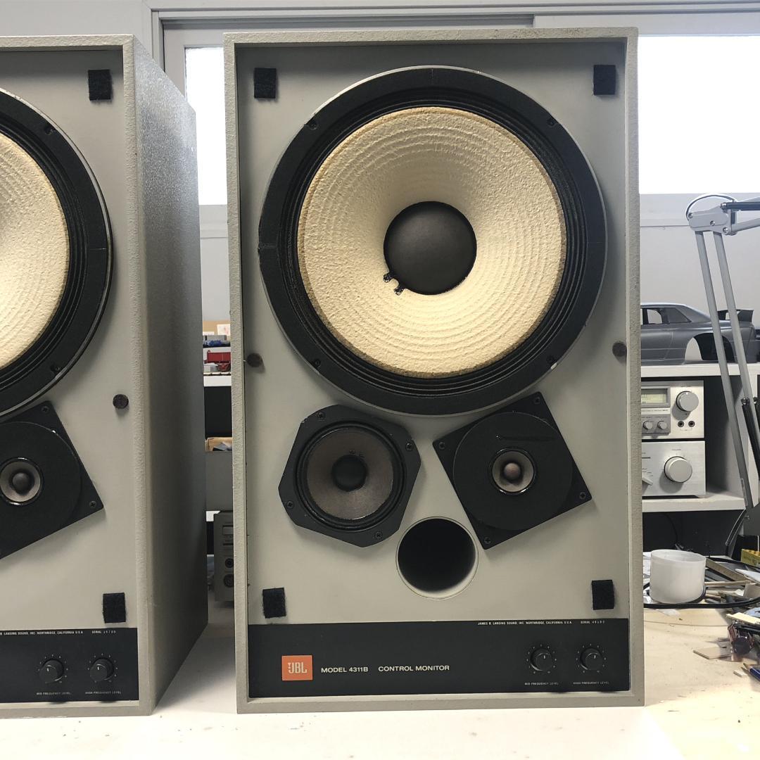 JBL 4311B スタジオモニター ペア　程度良好　美品　送料込み （R側）