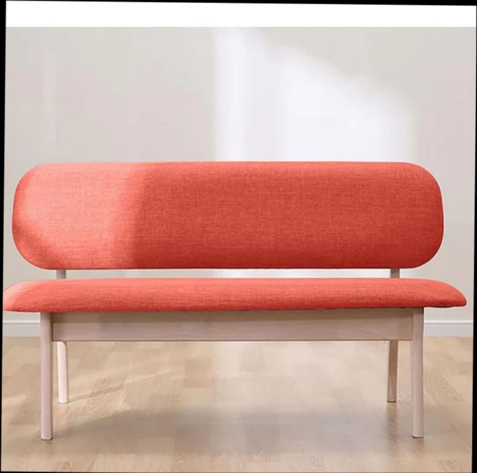 オレンジの二人掛けソファ