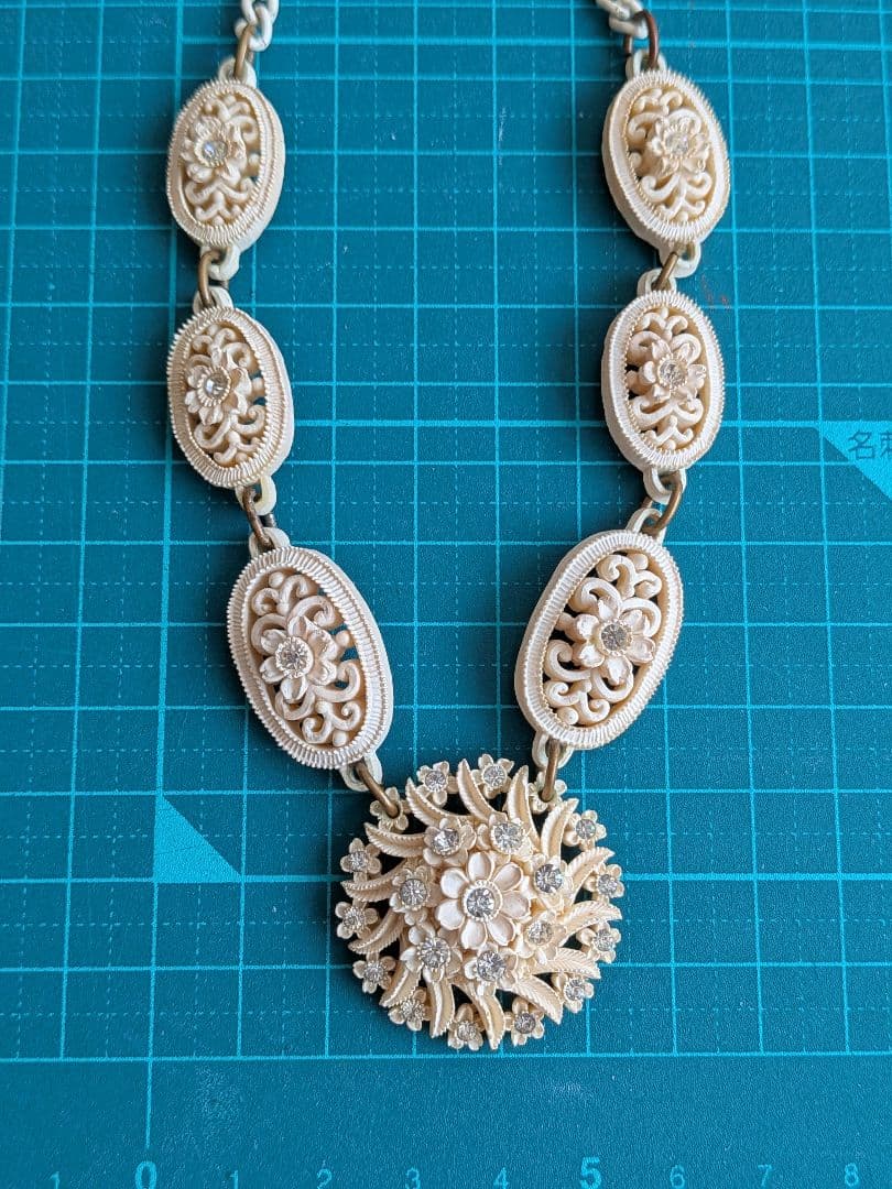 セルロイド ネックレス アイボリーカラーラインストーン透かし ミッドセンチュリー