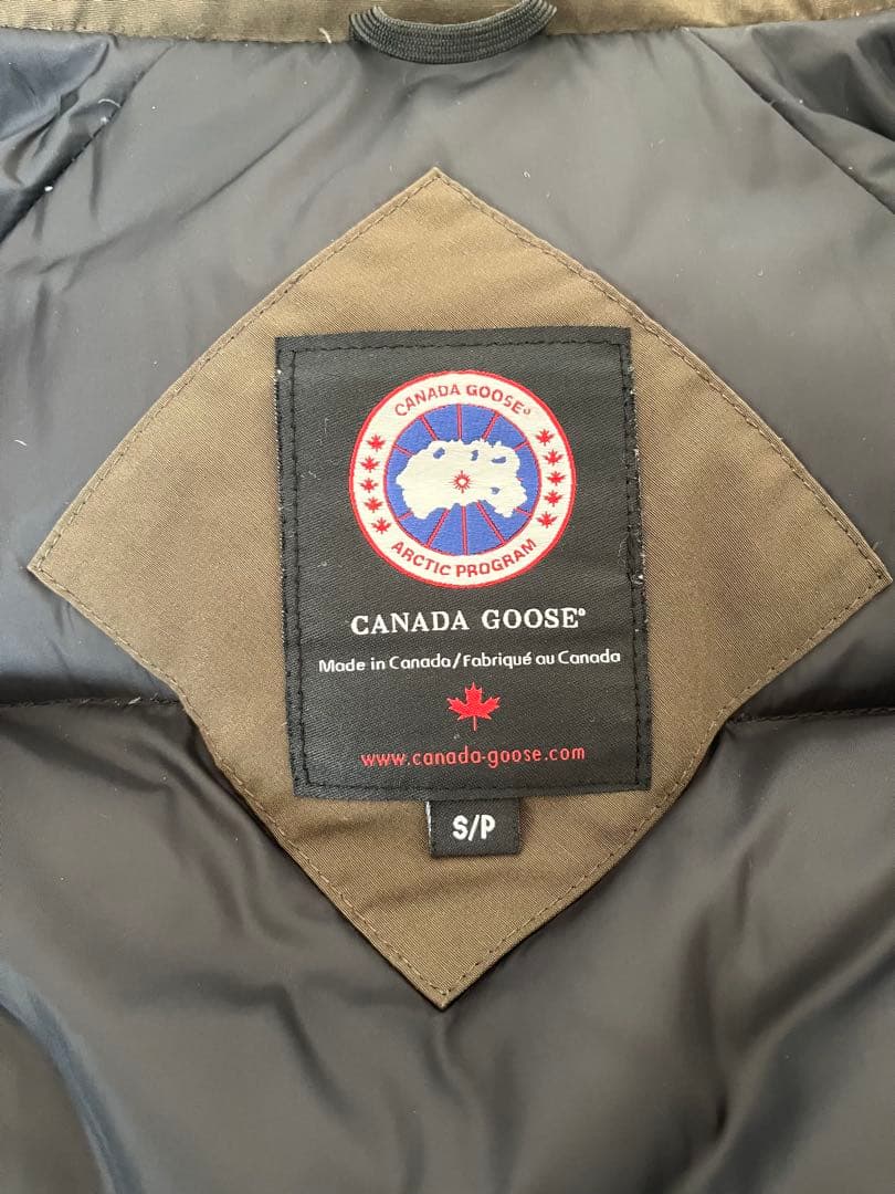   カムループス ダウンジャケット　フード付き