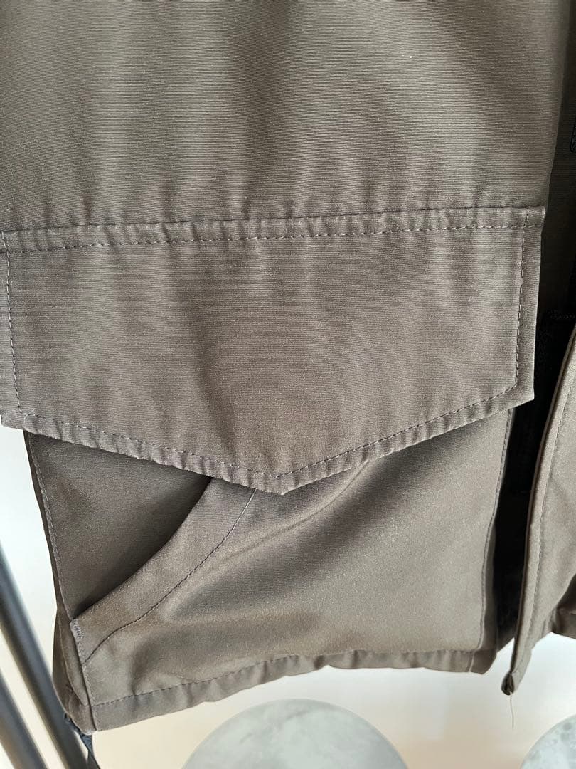   カムループス ダウンジャケット　フード付き