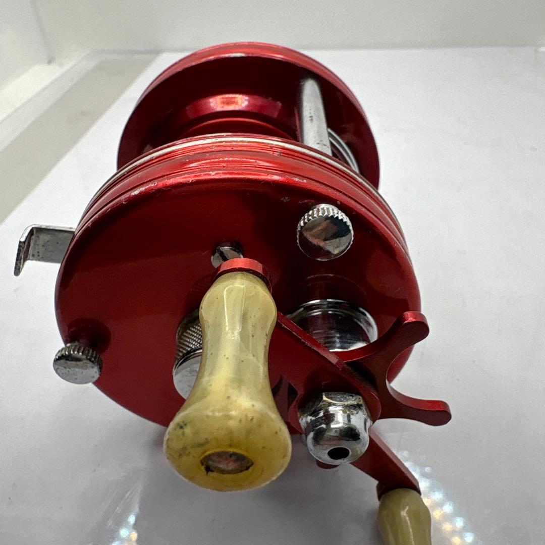 ABU Ambassadeur 5000 レッドベイトリール