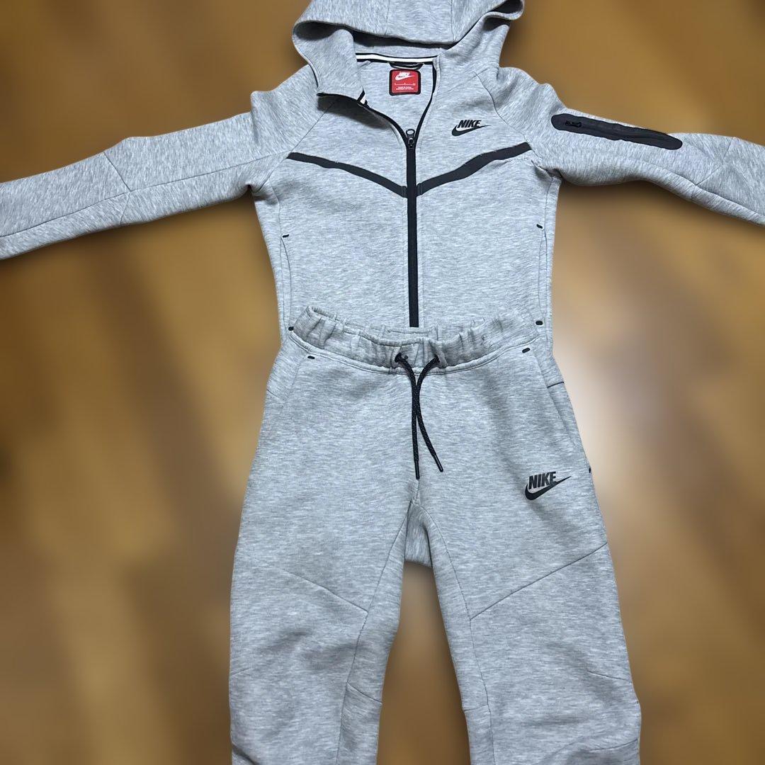 NIKEテックフリースS