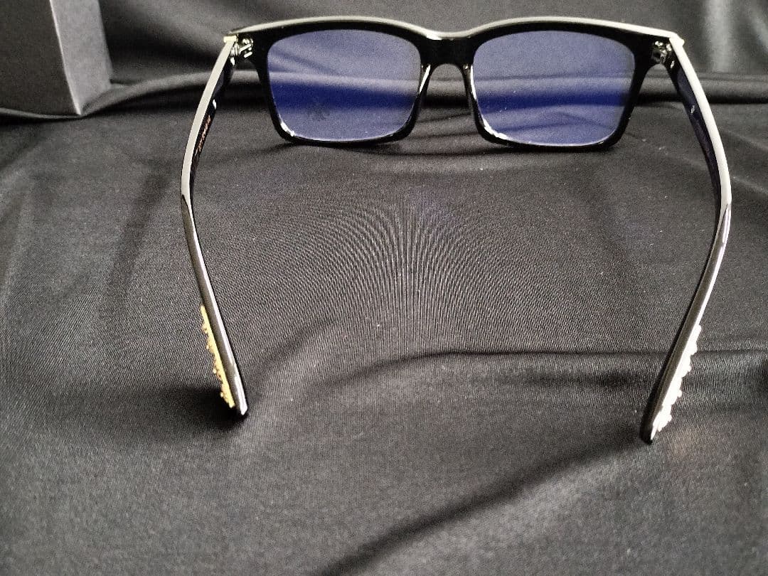 ゴールド装飾付きブラックフレーム　サングラス　伊達メガネ　クロム好きに！