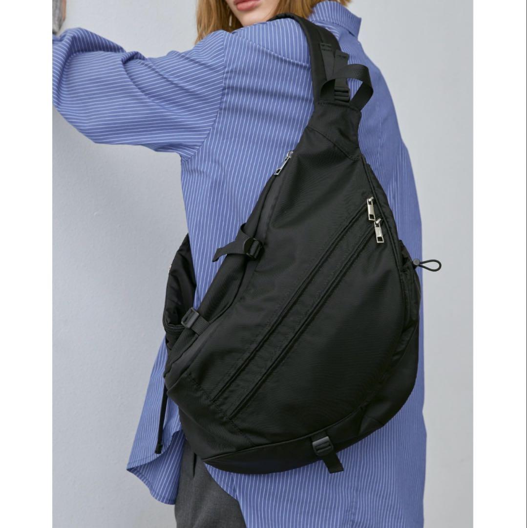 un/neu アンノイ　撥水マルチアウトポケットムーンボディバッグ