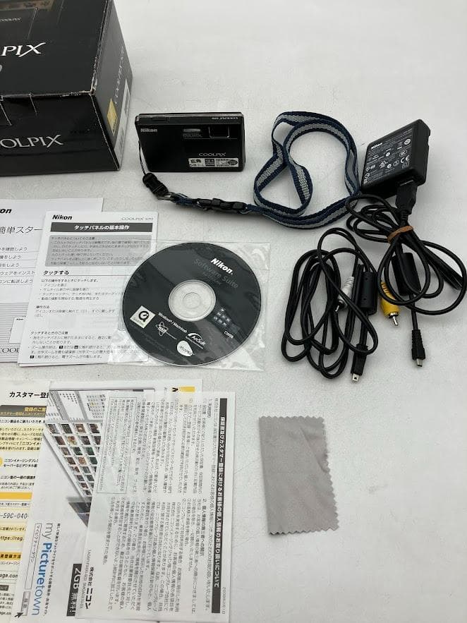 Nikon COOLPIX S70 本体と付属品