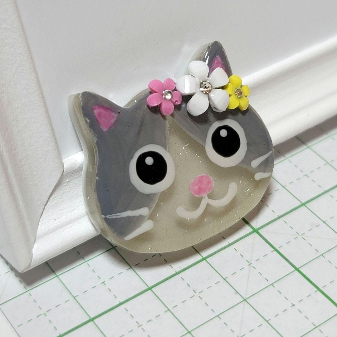 カヤ　　☪︎⋆☽様　猫　レジンヘアゴム　グレーハチワレ　お花飾り