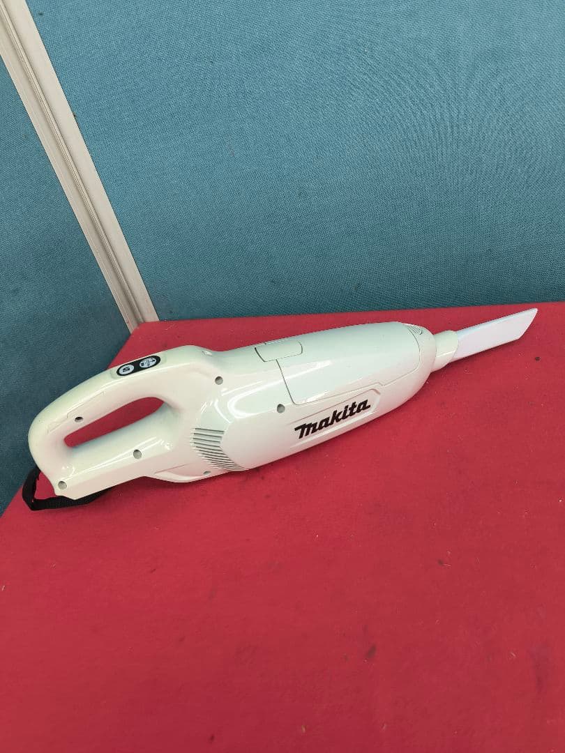 美品　マキタ コードレス掃除機CL107 紙パック式　CL107FDSHW