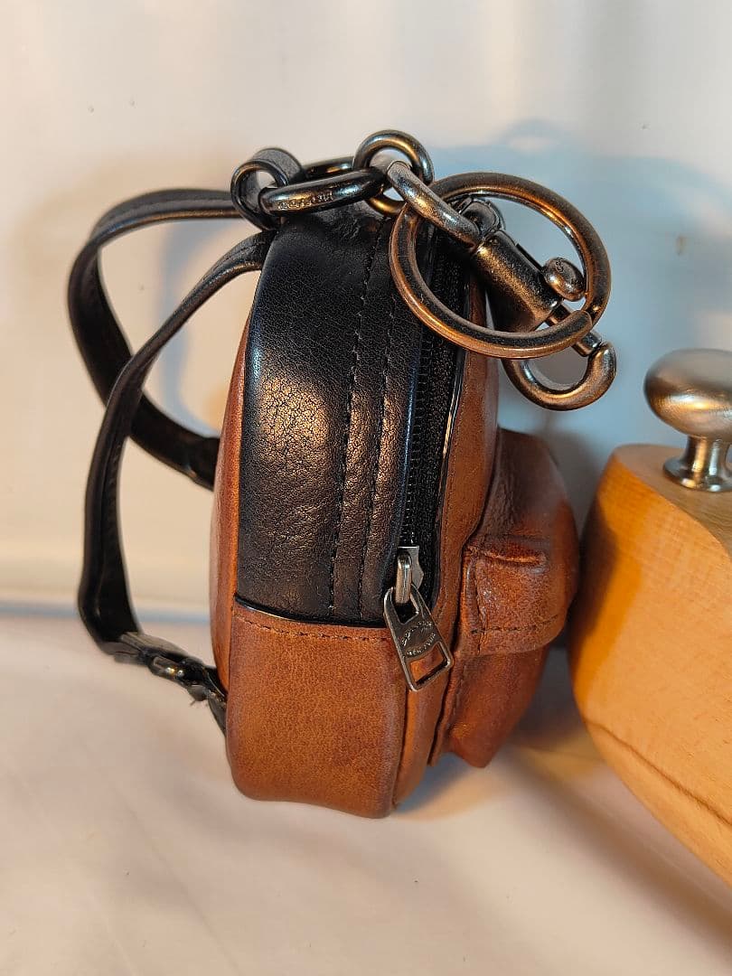 【極美品】COACH コーチ正規品　高級バックチャーム　本革ツートンキーホルダー