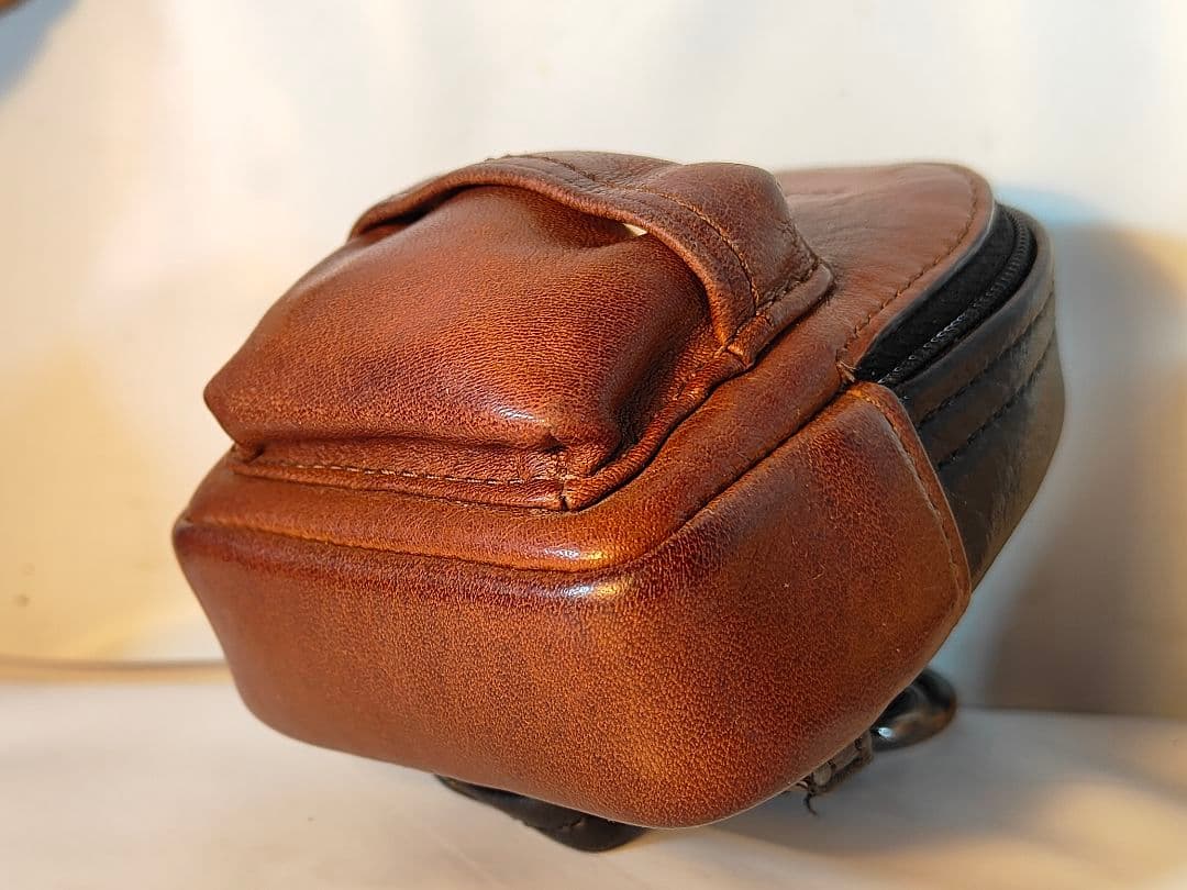 【極美品】COACH コーチ正規品　高級バックチャーム　本革ツートンキーホルダー