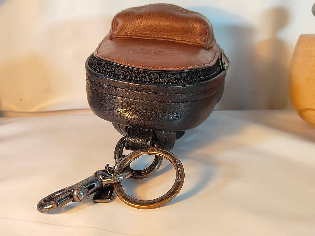 【極美品】COACH コーチ正規品　高級バックチャーム　本革ツートンキーホルダー