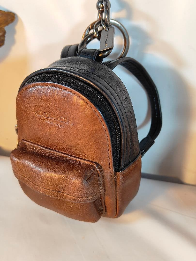 【極美品】COACH コーチ正規品　高級バックチャーム　本革ツートンキーホルダー
