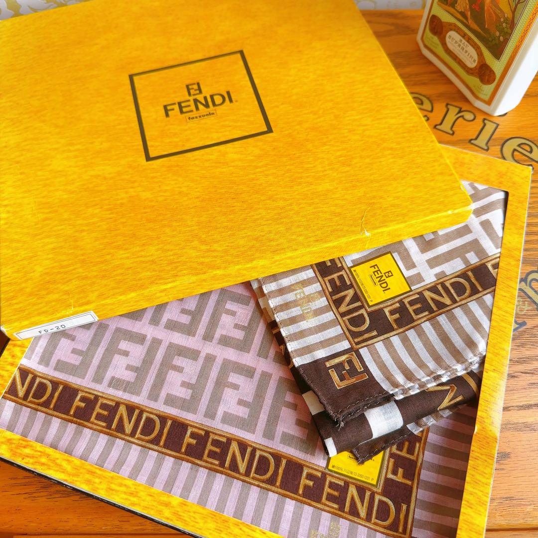 新品FENDI フェンディ　ロゴ入り総柄　ハンカチ　ピンク　ベージュ2枚セット