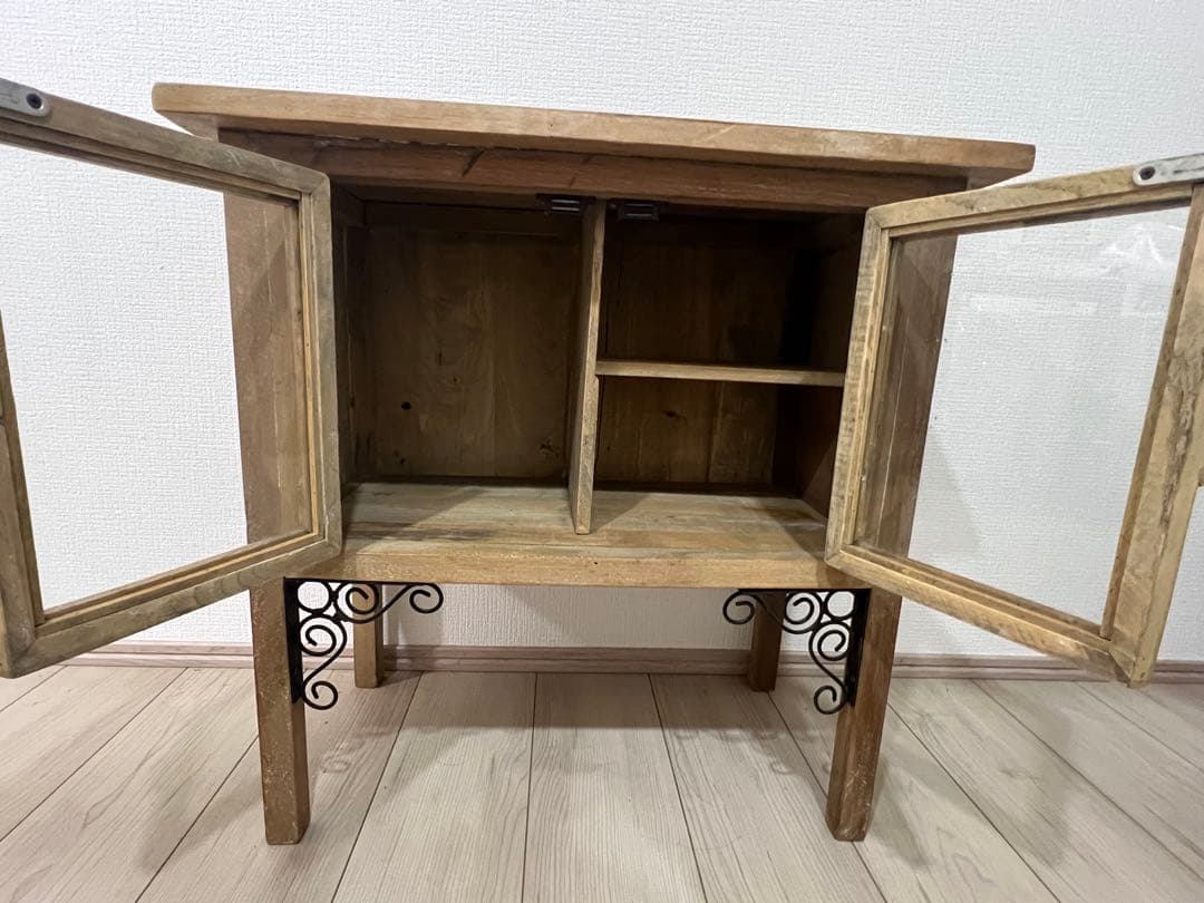 【Sale最終価格】 脚のアイアン飾りが素敵な脚飾付フレンチキャビネット