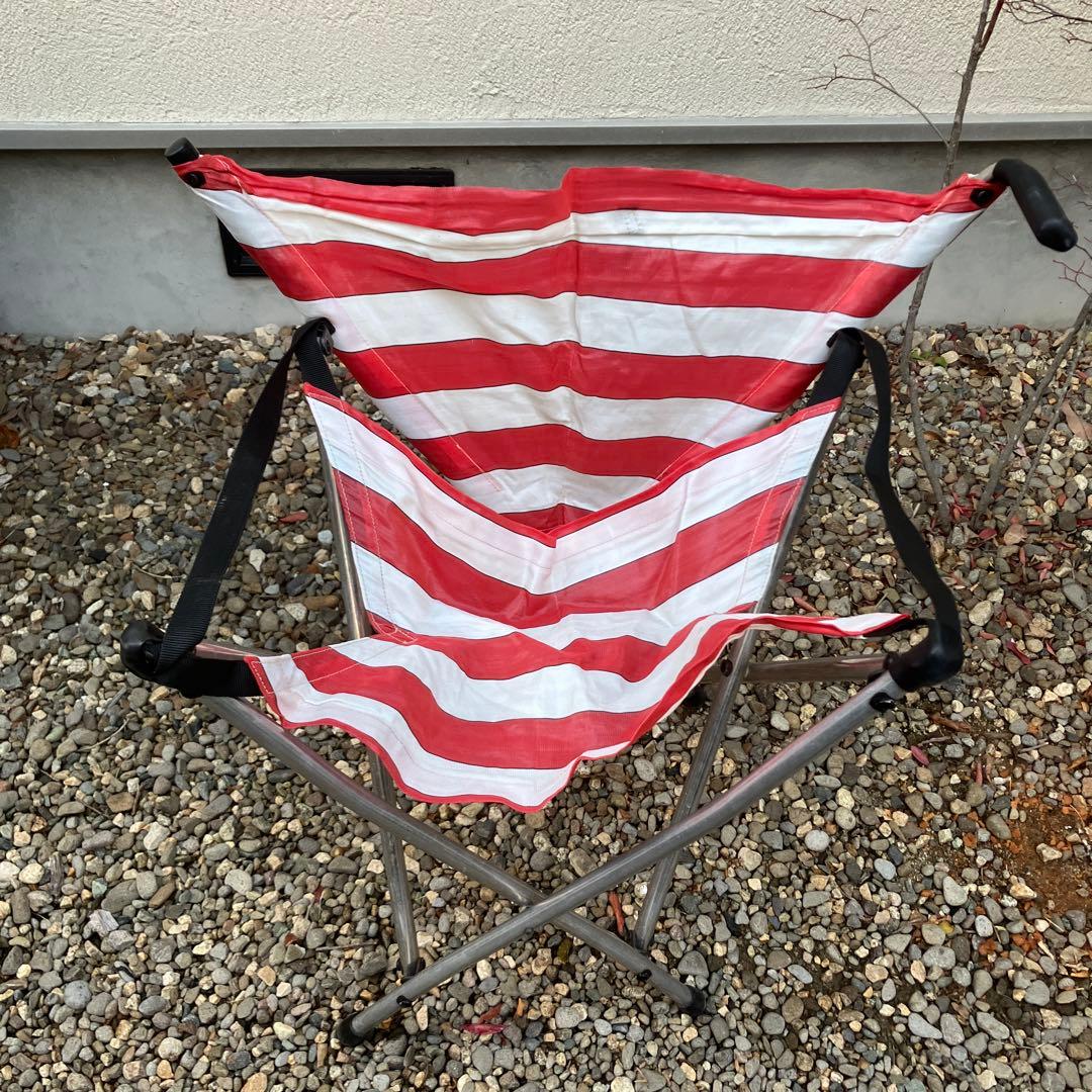 赤と白、青と白のガタパウトチェアセット