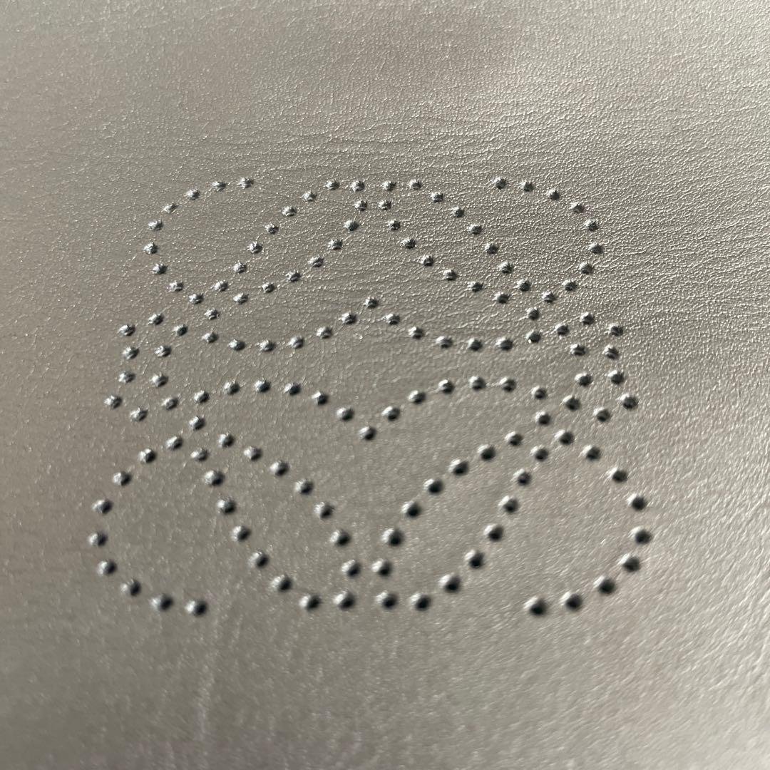 25日で掲載終了新品　LOEWE レザークラッチバック