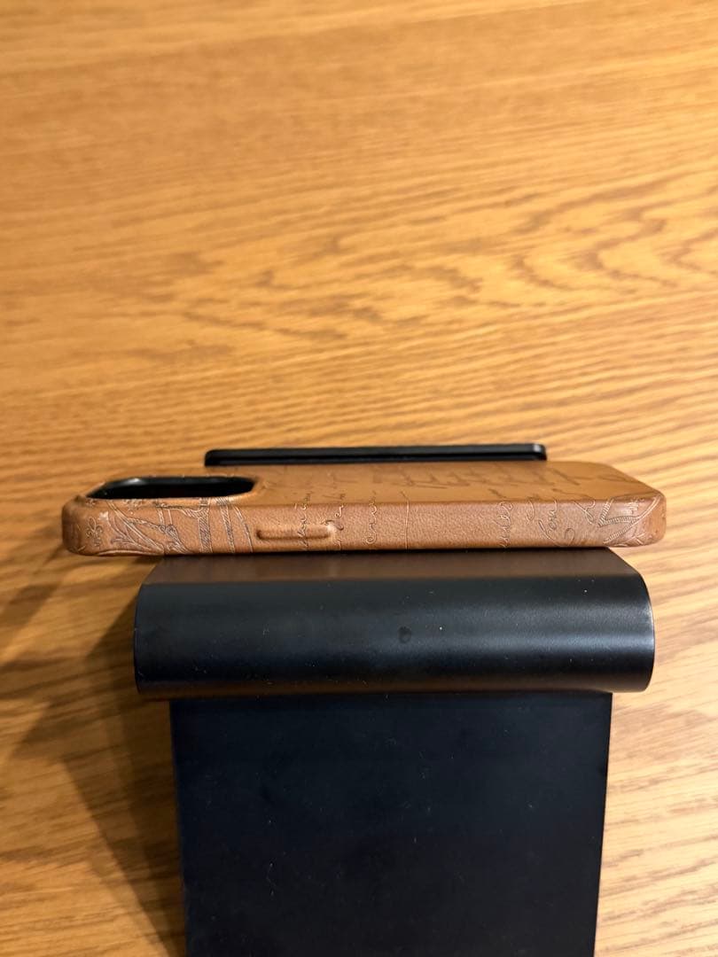 【極美品】Berluti iPhone15 pro用ケース