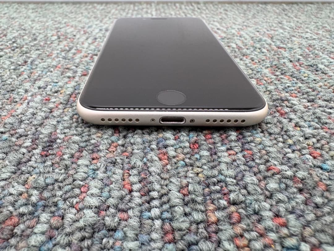 iPhone SE 第3世代　64GB　simフリー　Apple　スマホ　962