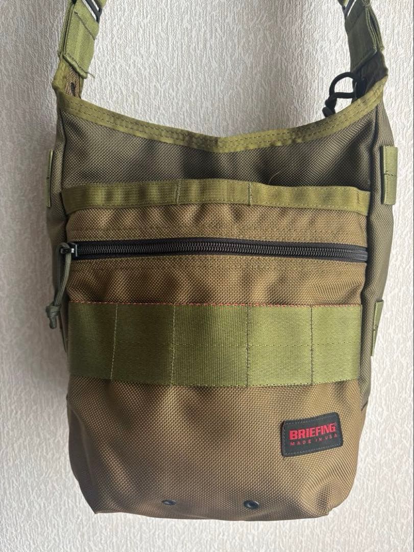 BRIEFING DAY TRIPPER ショルダーバッグ KHAKI カーキ