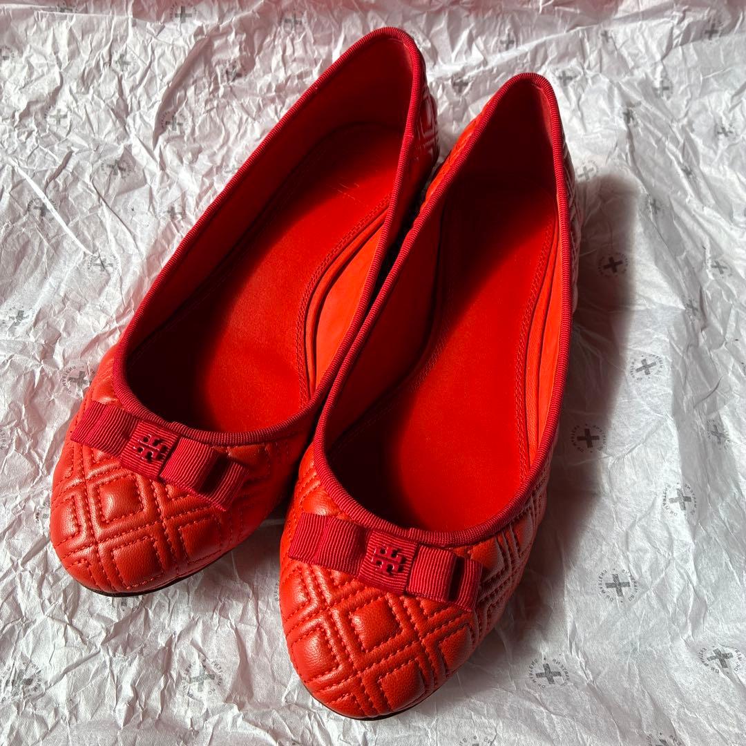 トリーバーチ　tory burch赤いリボン付きフラットシューズ