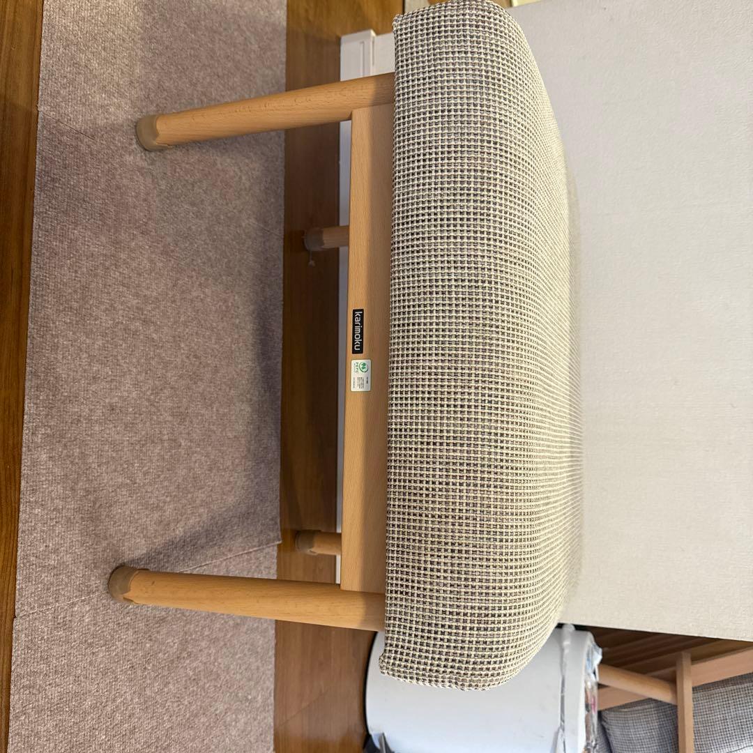 カリモク　グレー 布地 2人掛けソファ 木製肘掛け