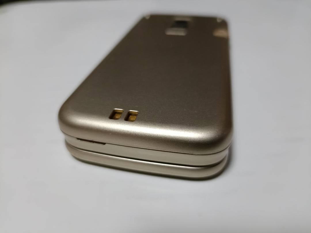 ☆ docomo らくらくホン F-02J ゴールド