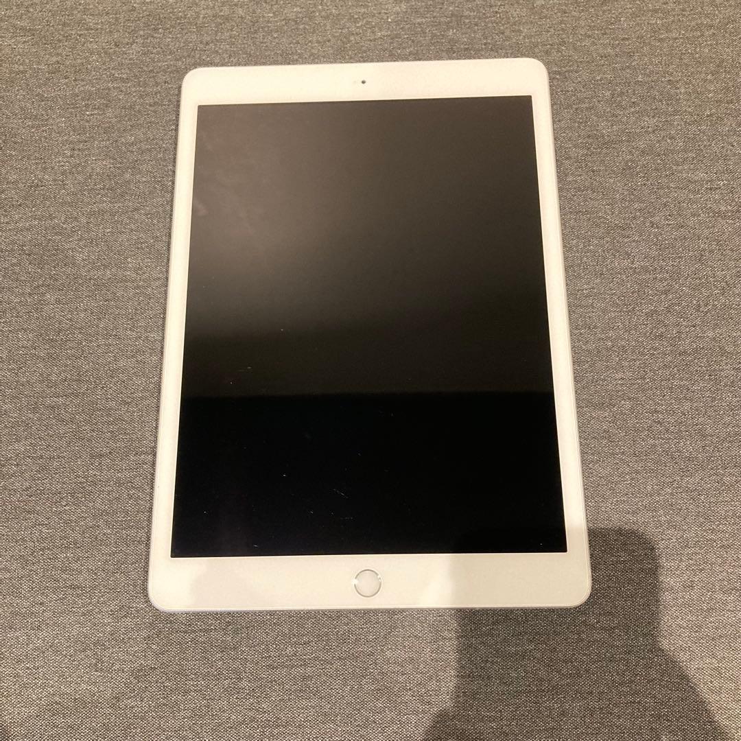 【6088】iPad A2198 32G 初期化済み　キーボード　カバー付き