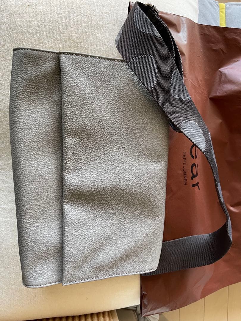 ear PAPILLONNER イアパピヨネ グレーボディバッグ