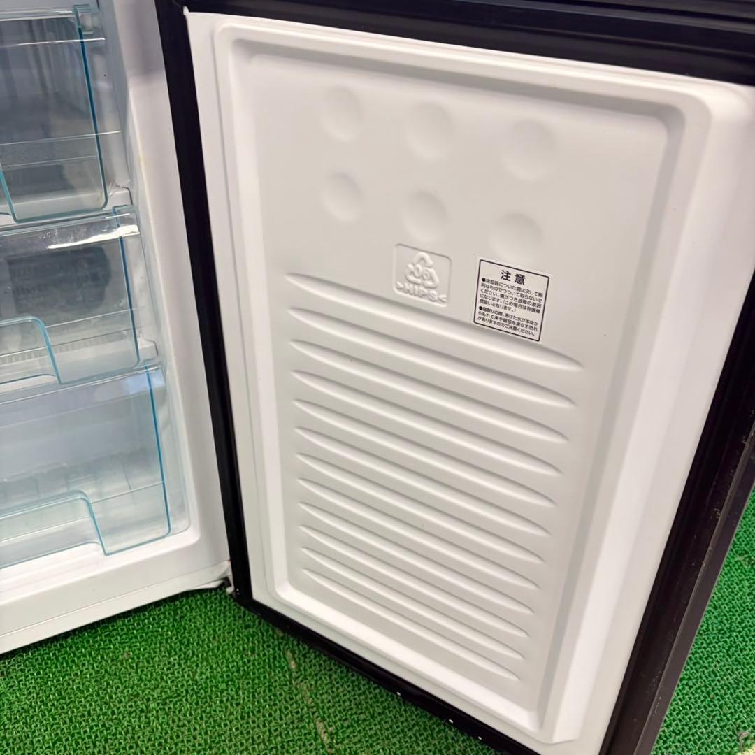 709 スリムタイプ　最新　冷蔵庫　100L強　小型　一人暮らし　右開き　2ドア