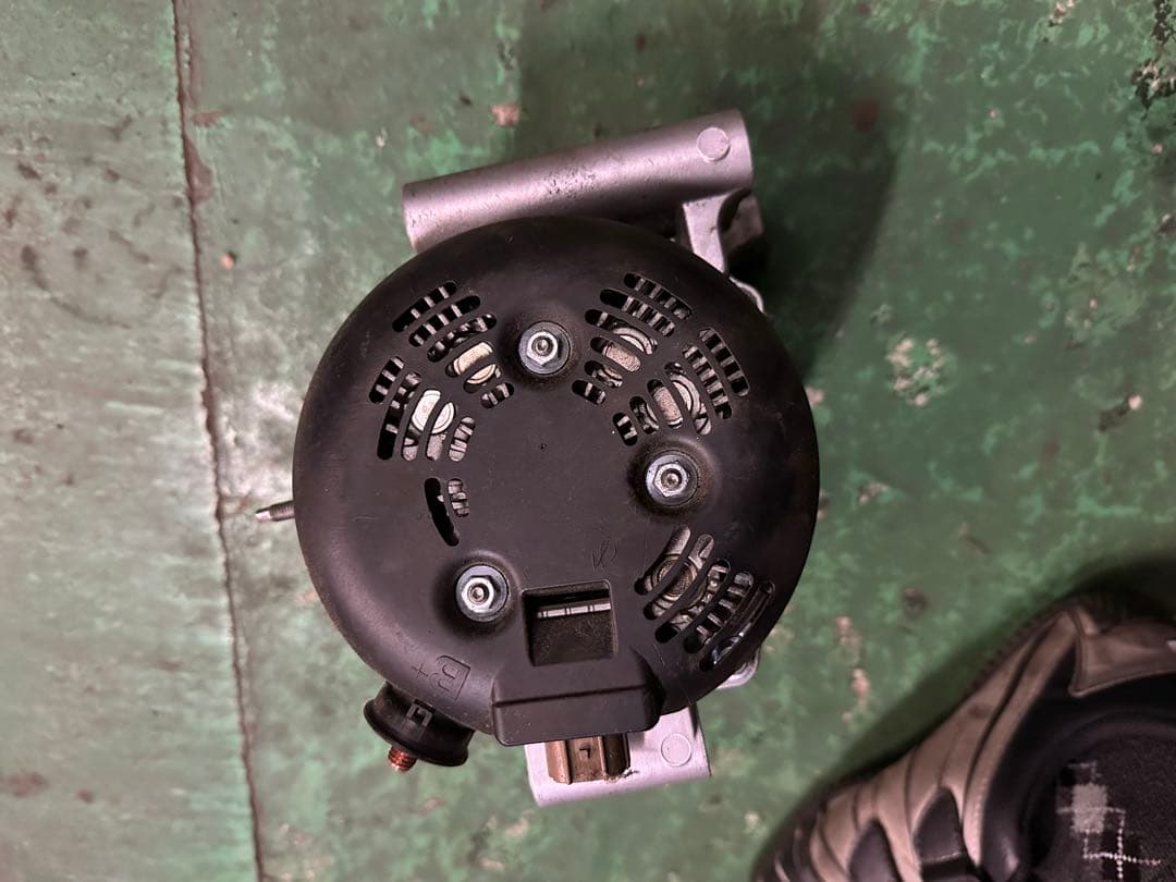 LS460 オルタネーター　ダイナモ　中古