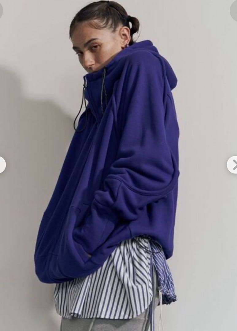 UN3D. カーブラインジップパーカ