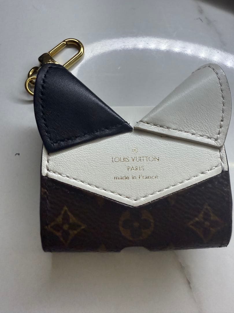 【ルイヴィトン】　チャームiPhoneイヤホン入れ