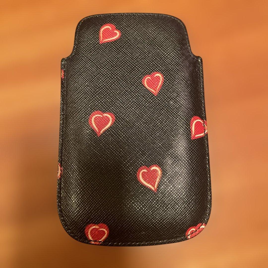 高坂恵子　PRADA ハート柄スマートフォンケース