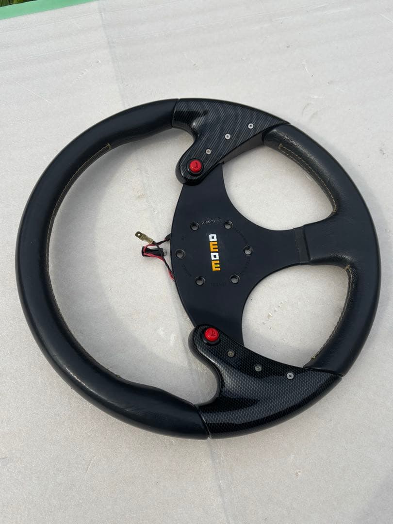 momo ステアリング　Ｆ１タイプ　ホーンボタン2個タイプ