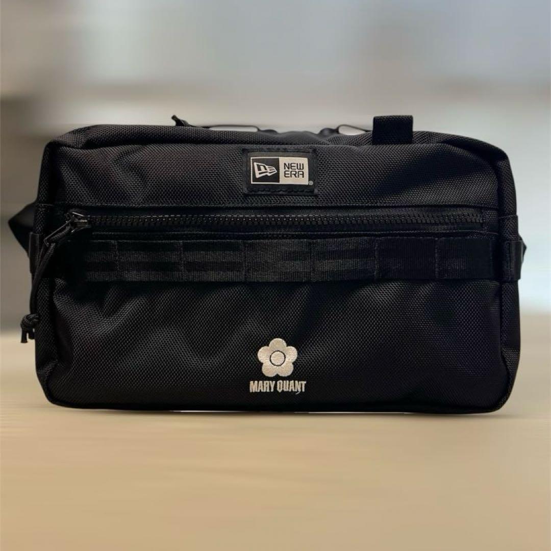 NEW ERA(R) × MARY QUANTスクエア ボディバッグ（ブラック）