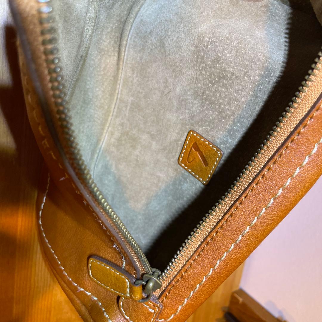 土屋鞄　レザー製コンパクトショルダーバッグ