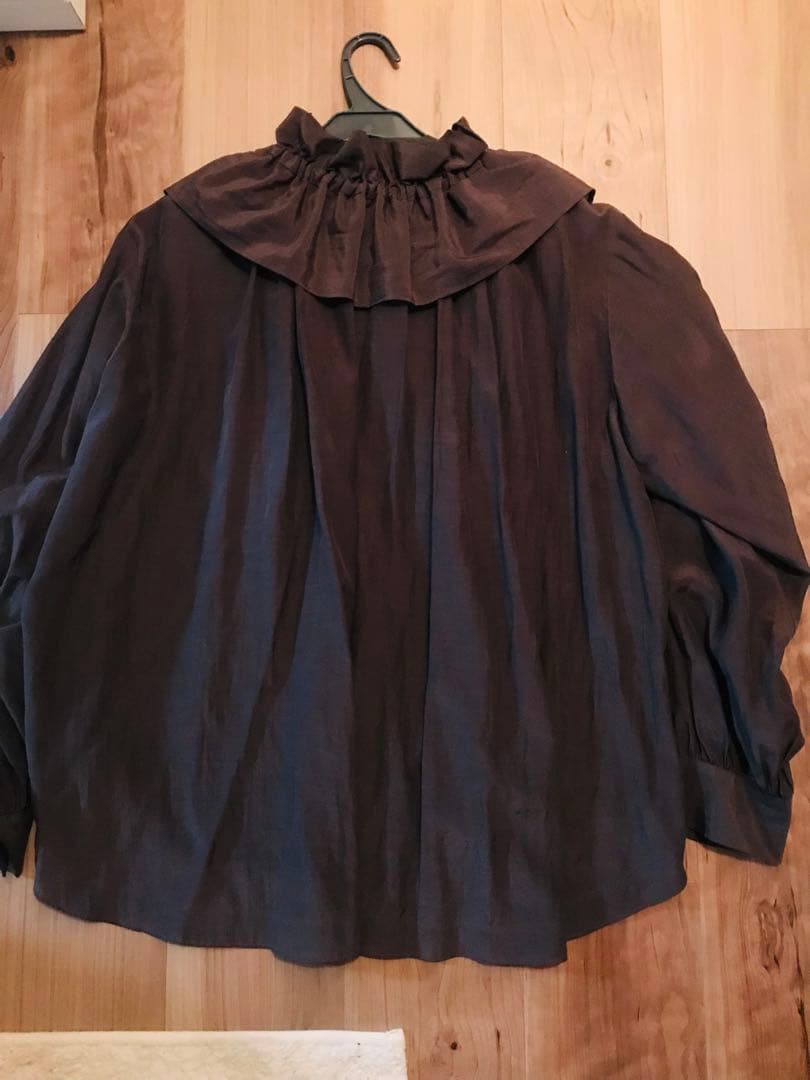 イウエンマトフ　フリルギャザーブラウス　ブラウン　ユナイテッドアローズ