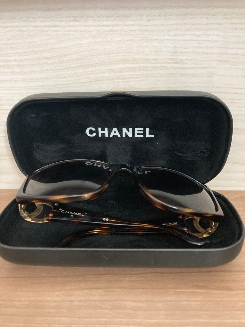 CHANEL ロゴ付きブラウンサングラス