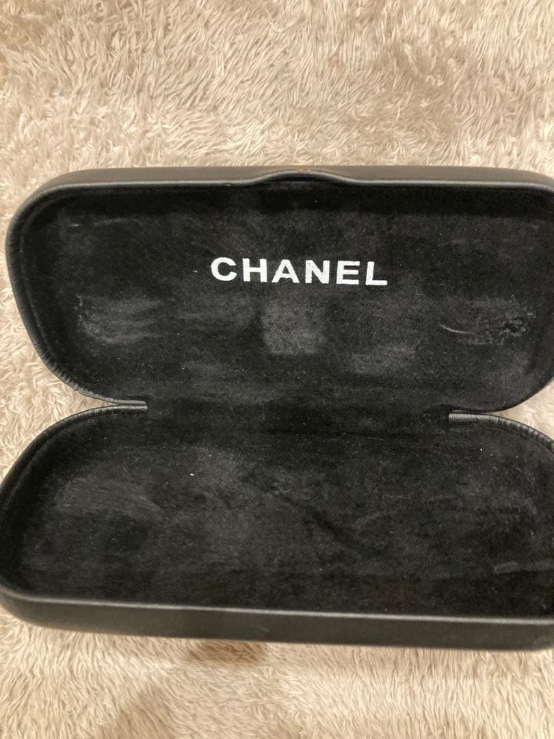 CHANEL ロゴ付きブラウンサングラス