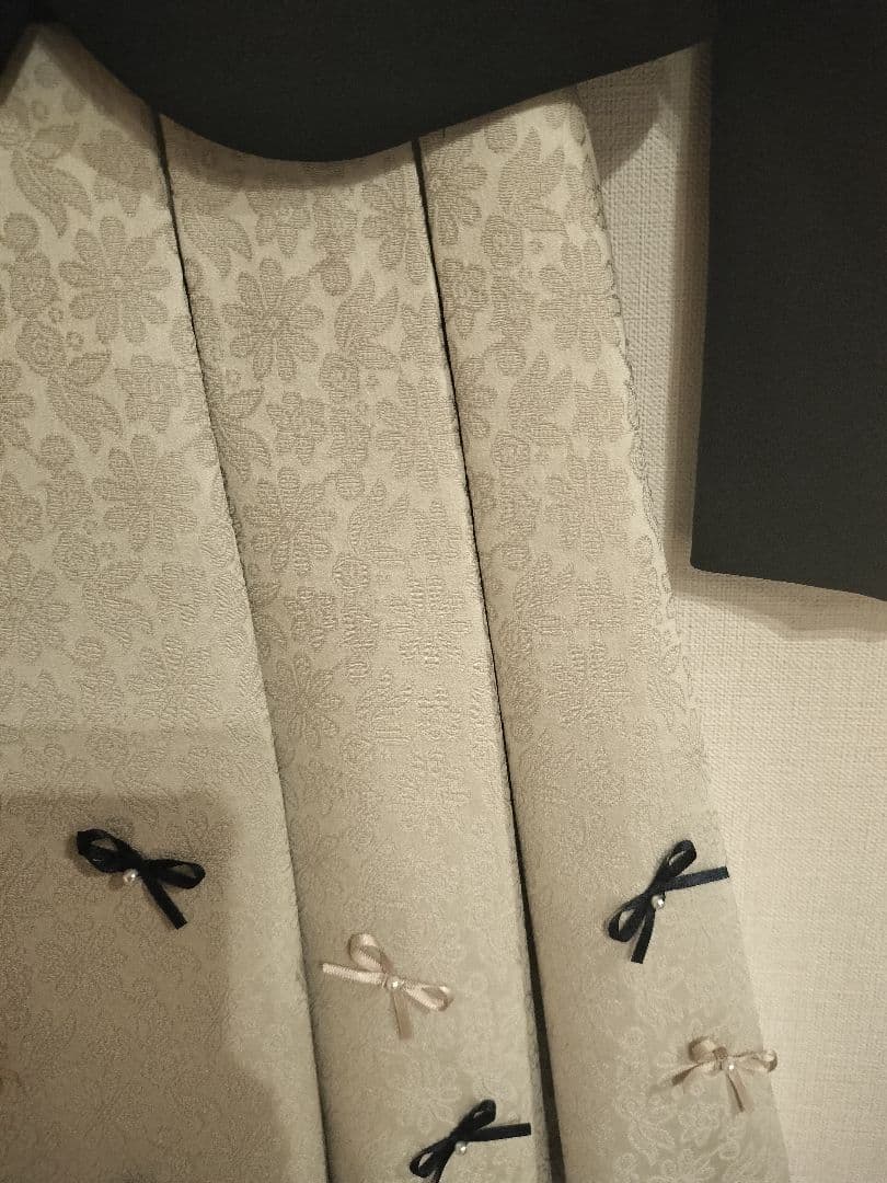 ジャケット付きグレーリボンドレス