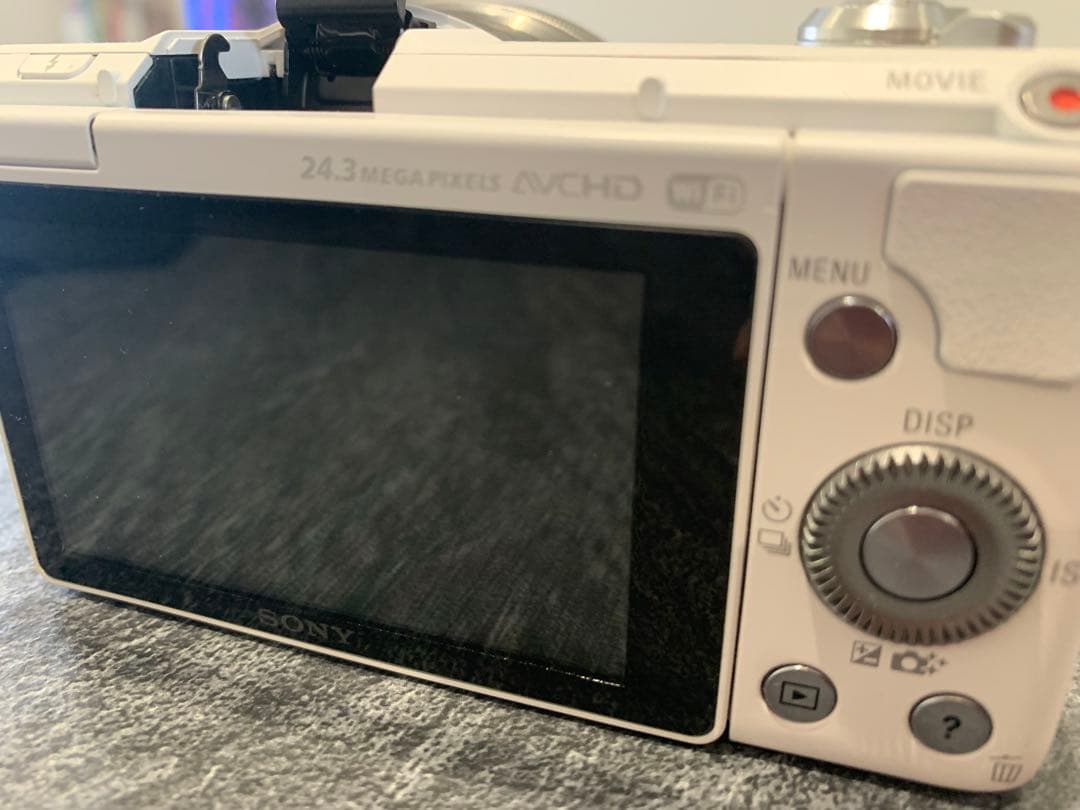 (新品同様) SONY α5100 ホワイト ミラーレス一眼/望遠レンズ付き