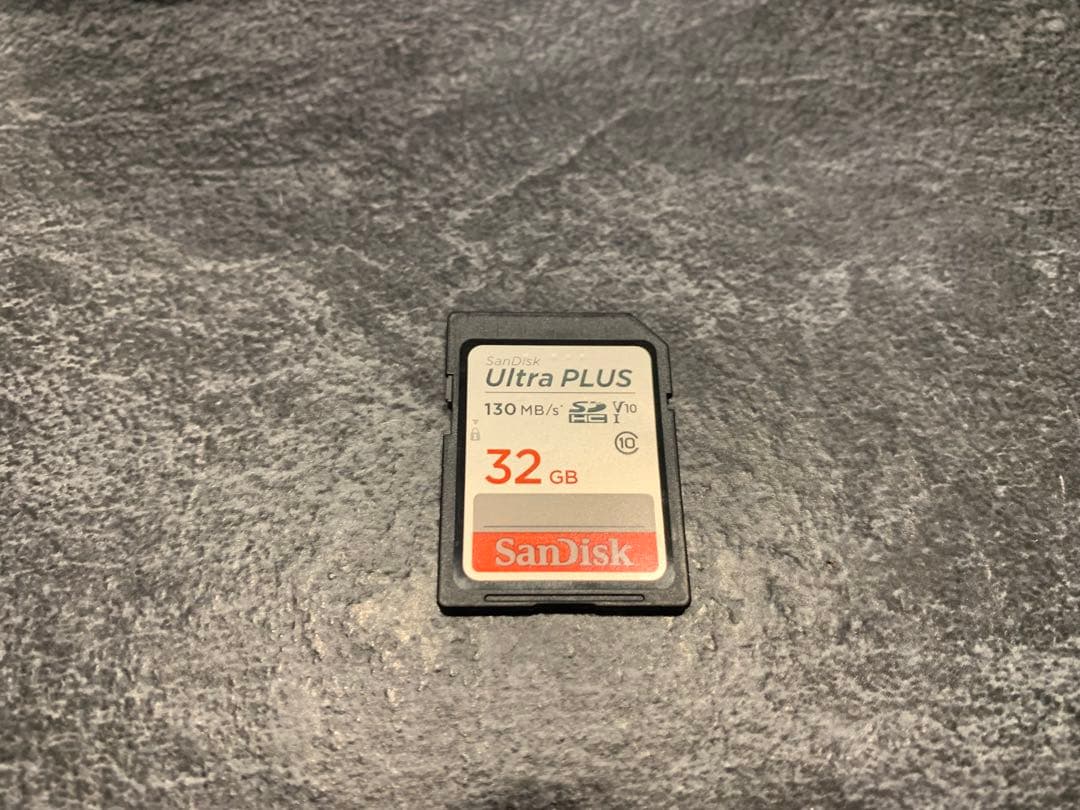 (新品同様) SONY α5100 ホワイト ミラーレス一眼/望遠レンズ付き