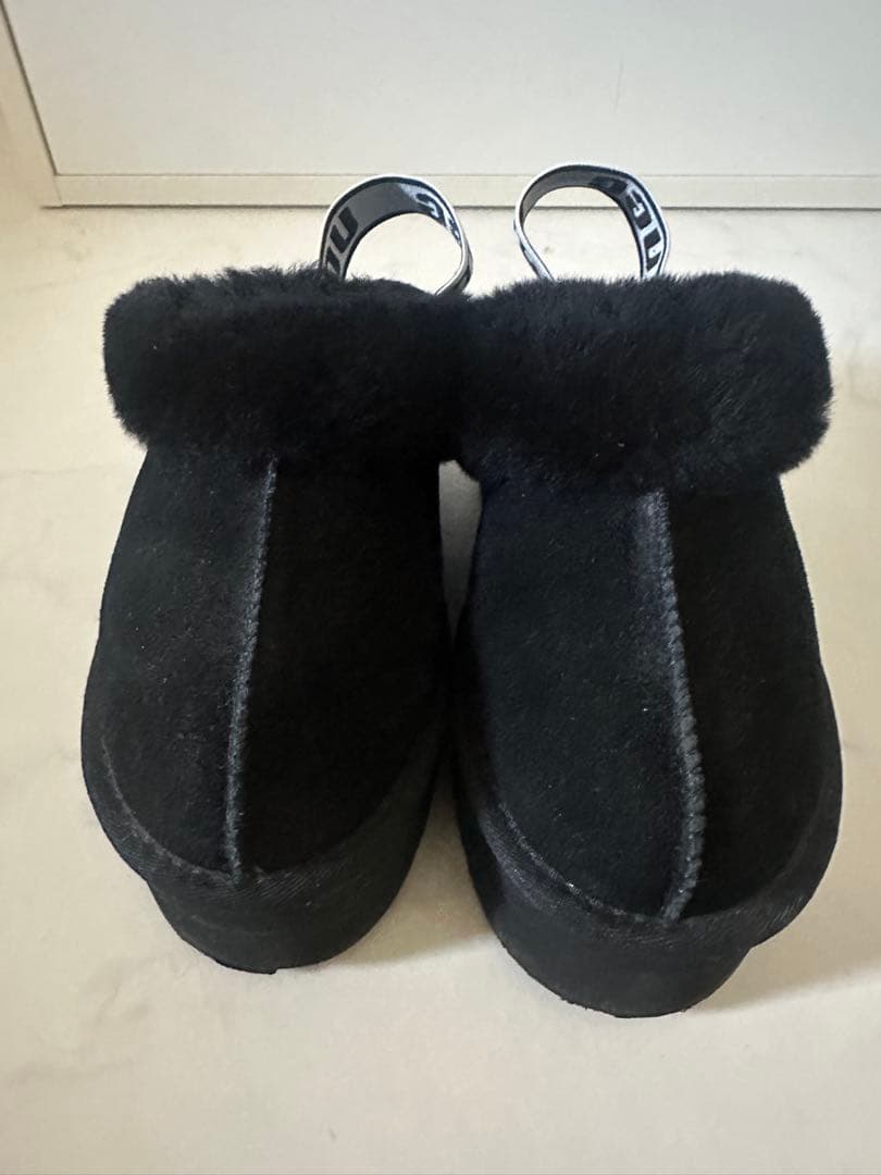 UGG ファー付き厚底サンダル 25センチ Black